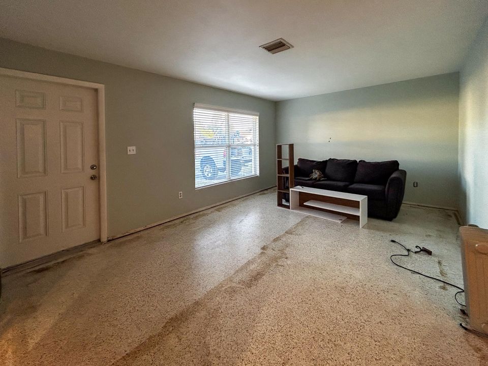 For Sale: $169,995 (2 beds, 2 baths, 927 Square Feet)