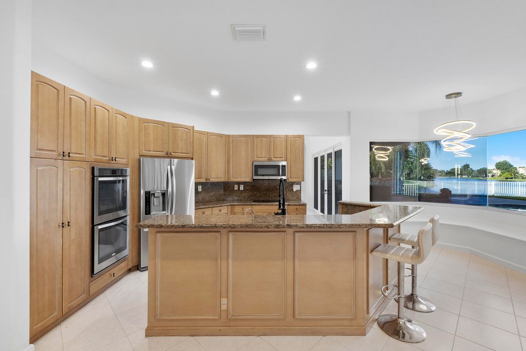 На продажу: $1,299,000 (7 спален, 4 ванн, 4052 Квадратных фут)