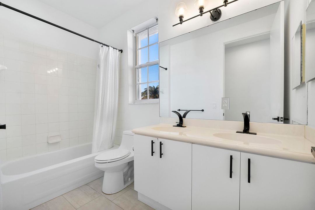 На продажу: $1,299,000 (7 спален, 4 ванн, 4052 Квадратных фут)