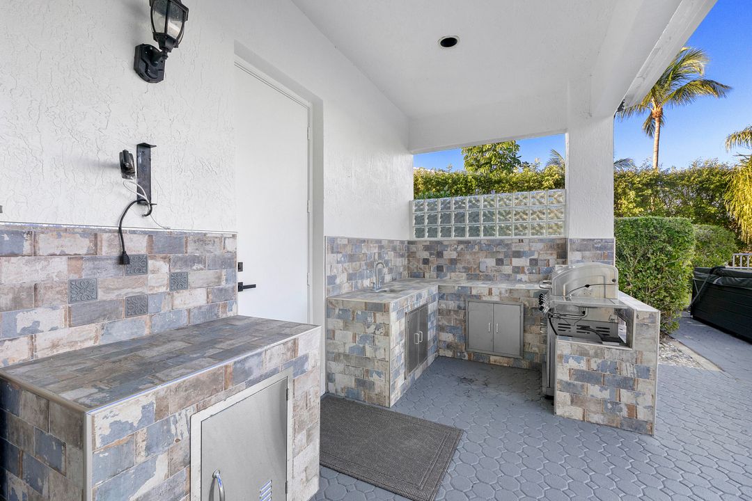 На продажу: $1,299,000 (7 спален, 4 ванн, 4052 Квадратных фут)