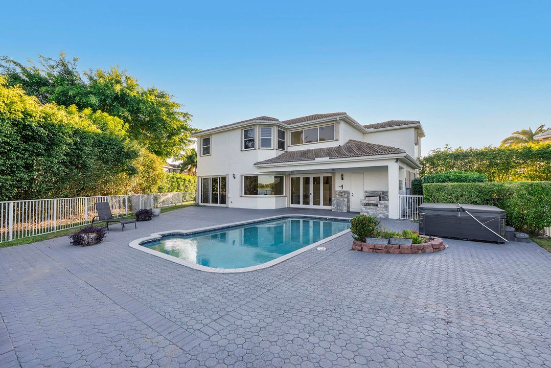 На продажу: $1,299,000 (7 спален, 4 ванн, 4052 Квадратных фут)