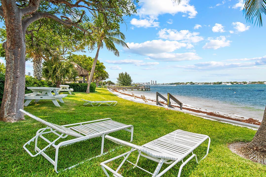 For Rent: $2,550 (2 beds, 2 baths, 1170 Square Feet)