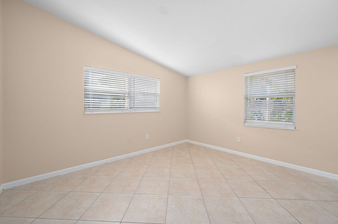 На продажу: $219,971 (3 спален, 1 ванн, 1330 Квадратных фут)