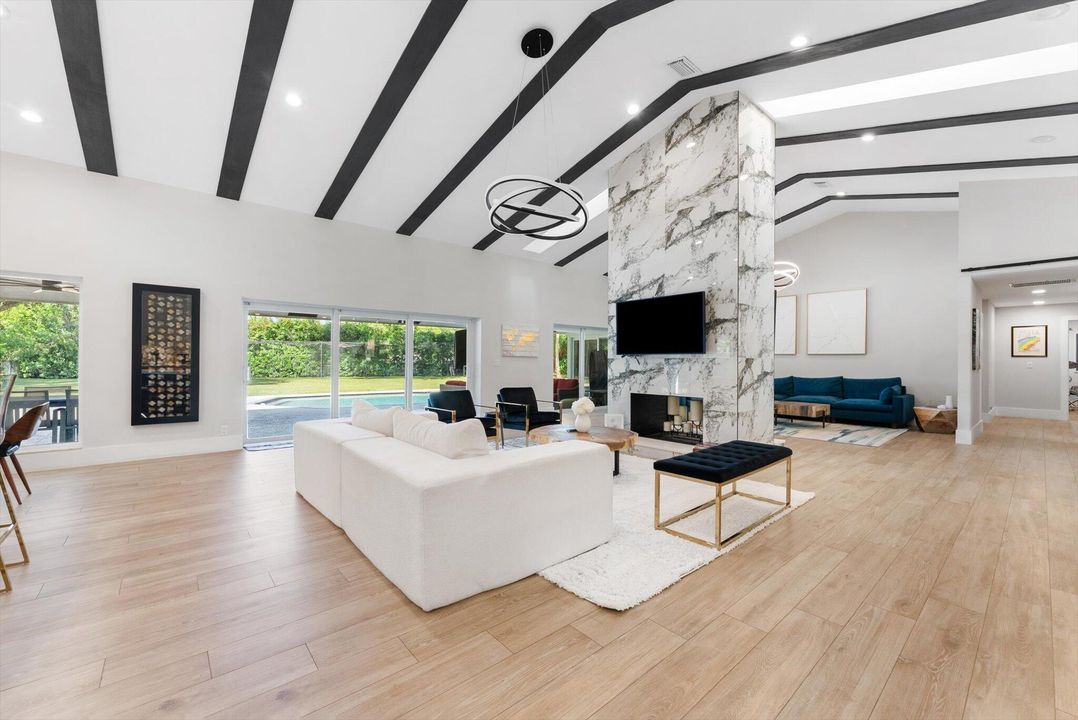 En Venta: $1,900,000 (4 camas, 3 baños, 3150 Pies cuadrados)