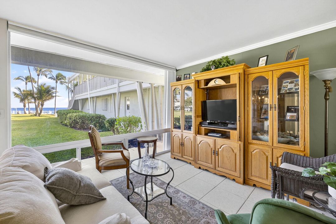 For Sale: $458,000 (2 beds, 2 baths, 850 Square Feet)