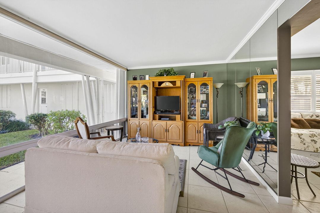 For Sale: $458,000 (2 beds, 2 baths, 850 Square Feet)