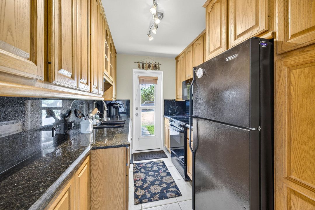 For Sale: $458,000 (2 beds, 2 baths, 850 Square Feet)