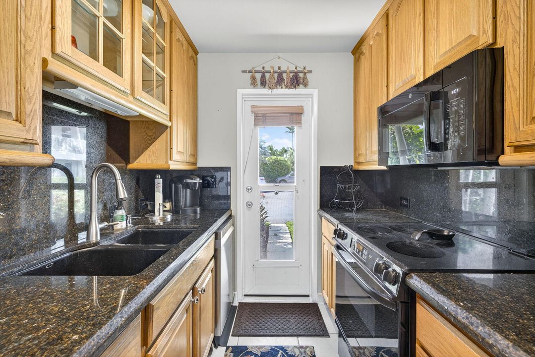 For Sale: $458,000 (2 beds, 2 baths, 850 Square Feet)