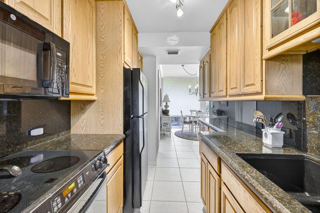 For Sale: $458,000 (2 beds, 2 baths, 850 Square Feet)