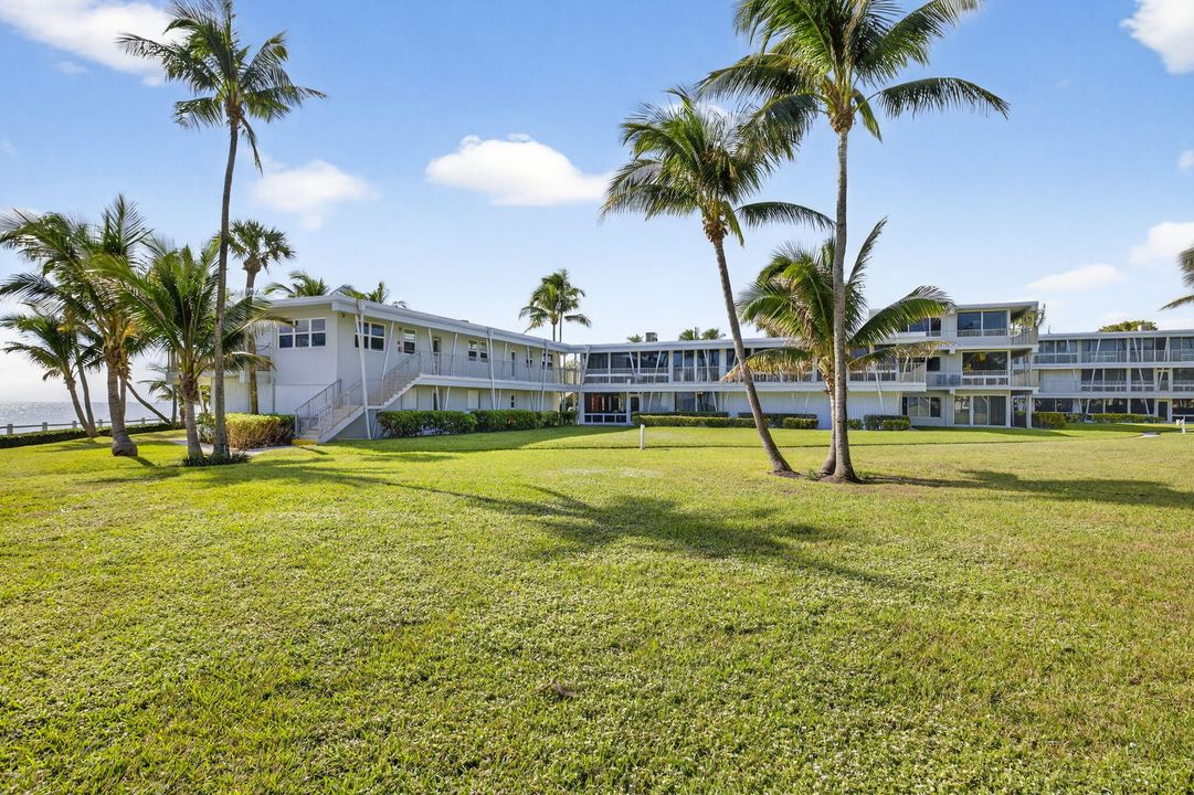 For Sale: $458,000 (2 beds, 2 baths, 850 Square Feet)