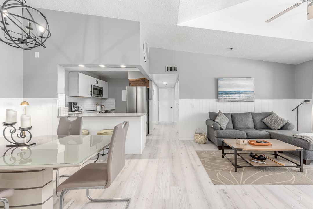 For Sale: $287,000 (2 beds, 2 baths, 1090 Square Feet)