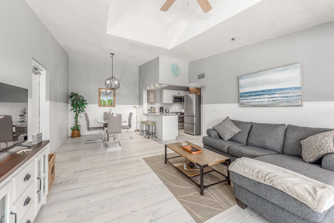 For Sale: $287,000 (2 beds, 2 baths, 1090 Square Feet)