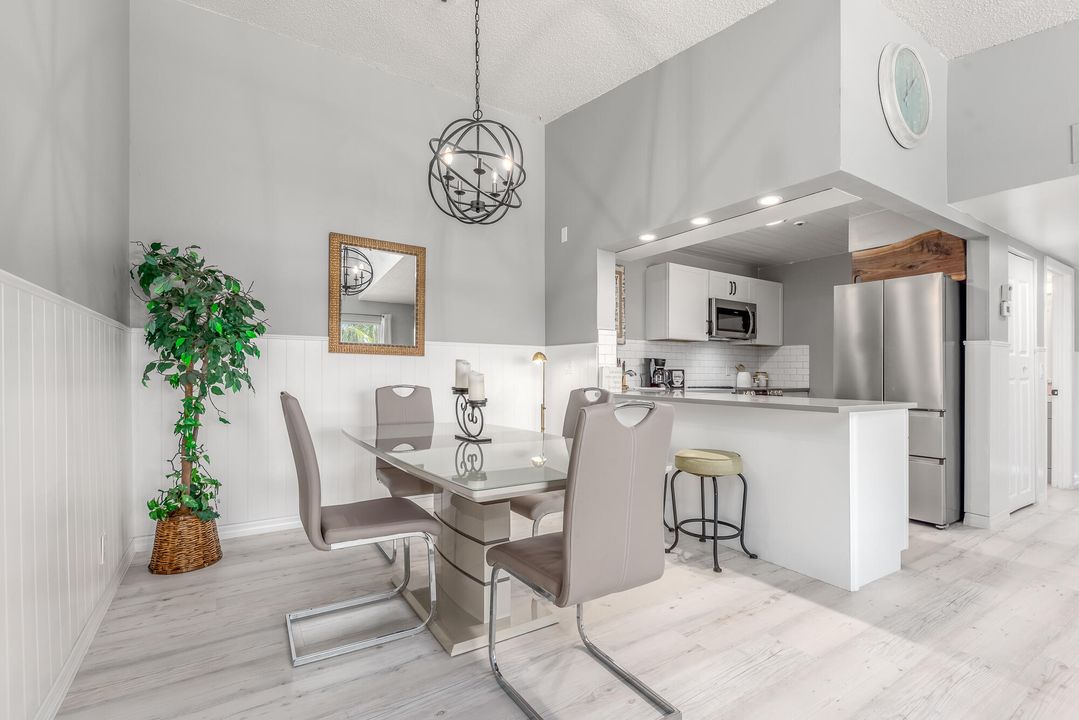 For Sale: $287,000 (2 beds, 2 baths, 1090 Square Feet)