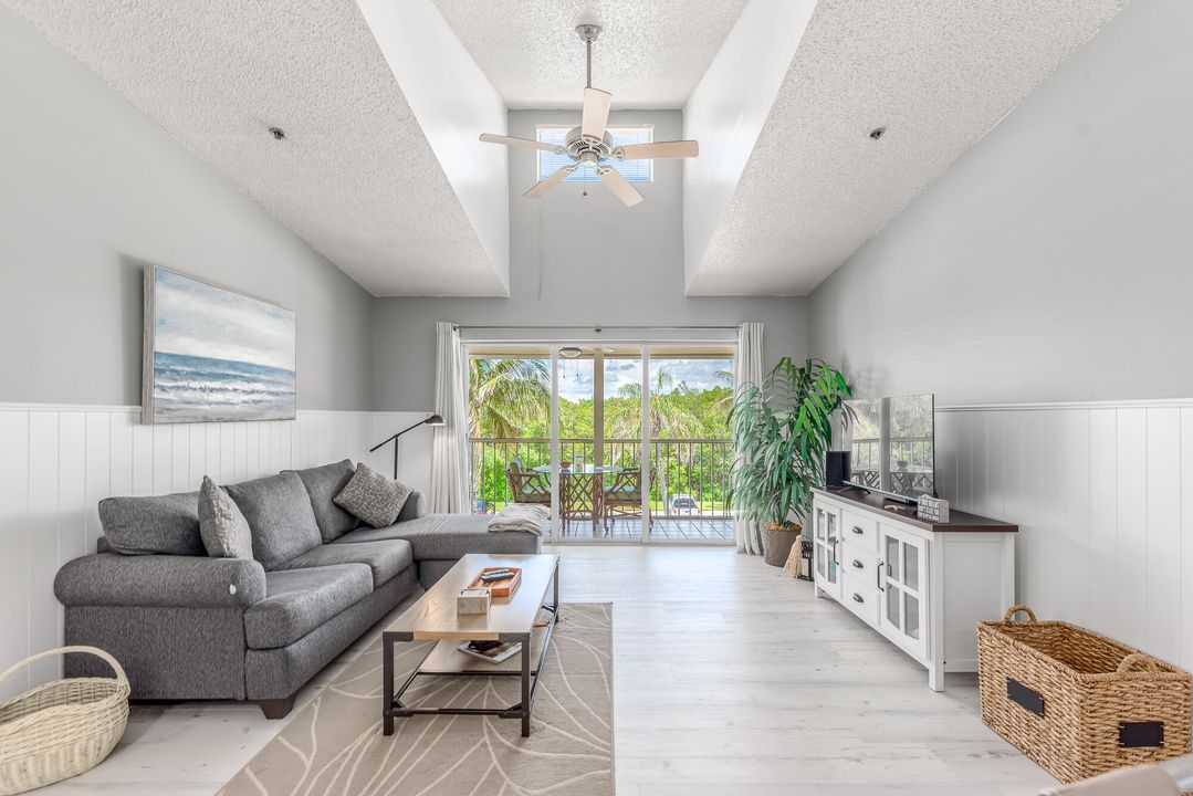 For Sale: $287,000 (2 beds, 2 baths, 1090 Square Feet)