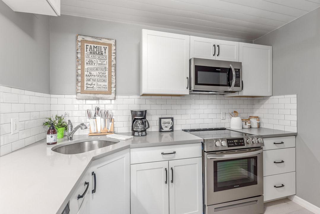 For Sale: $287,000 (2 beds, 2 baths, 1090 Square Feet)