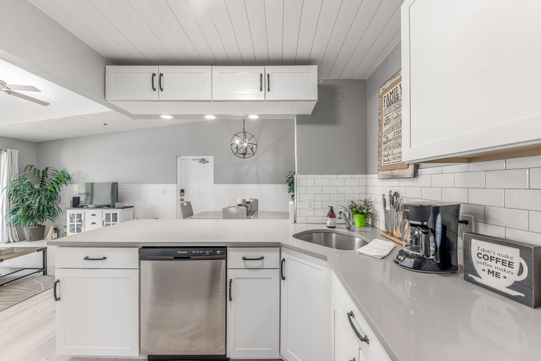 For Sale: $287,000 (2 beds, 2 baths, 1090 Square Feet)