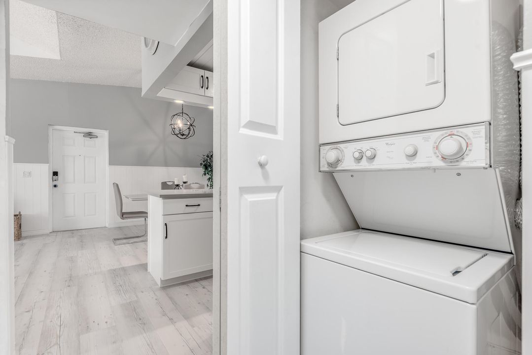 For Sale: $287,000 (2 beds, 2 baths, 1090 Square Feet)