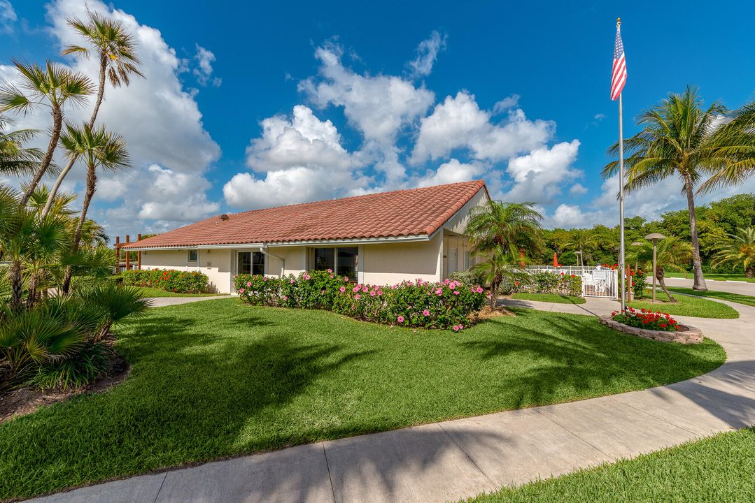 For Sale: $287,000 (2 beds, 2 baths, 1090 Square Feet)