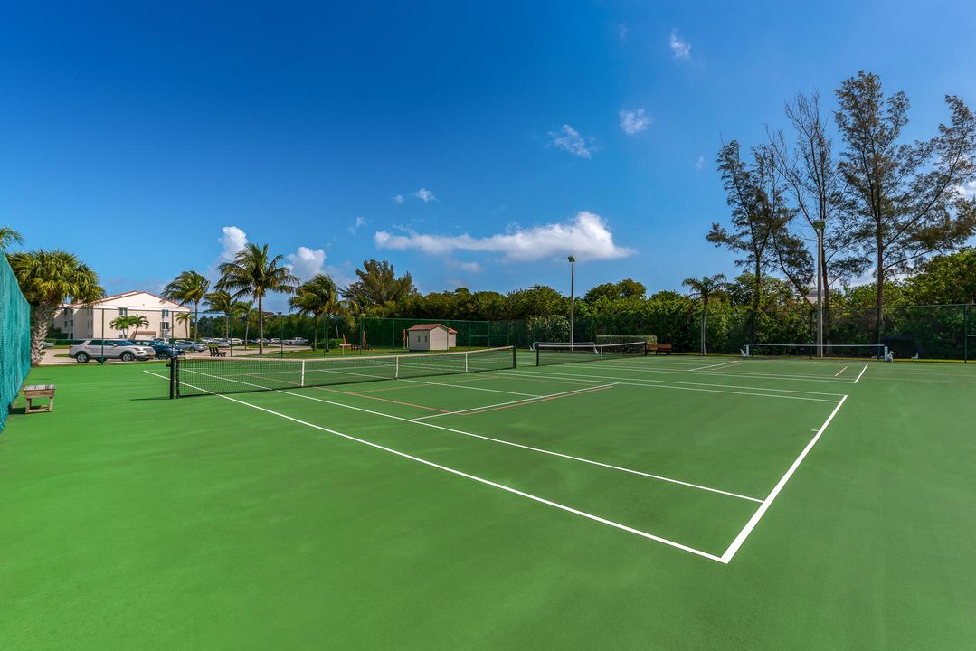 For Sale: $287,000 (2 beds, 2 baths, 1090 Square Feet)