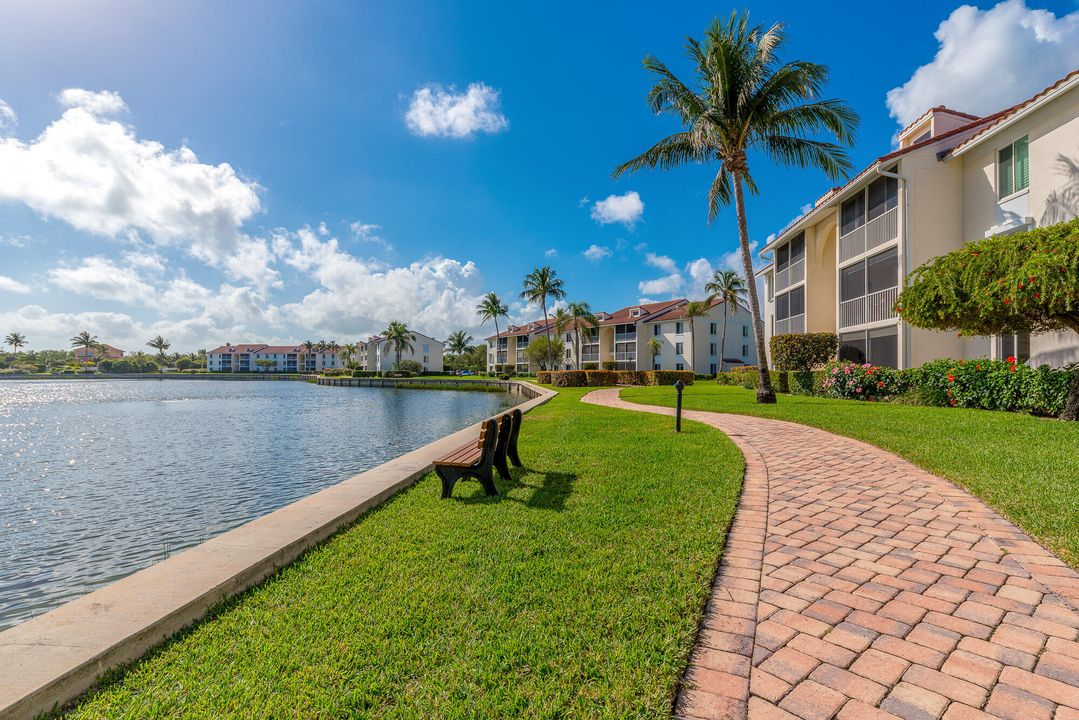 For Sale: $287,000 (2 beds, 2 baths, 1090 Square Feet)