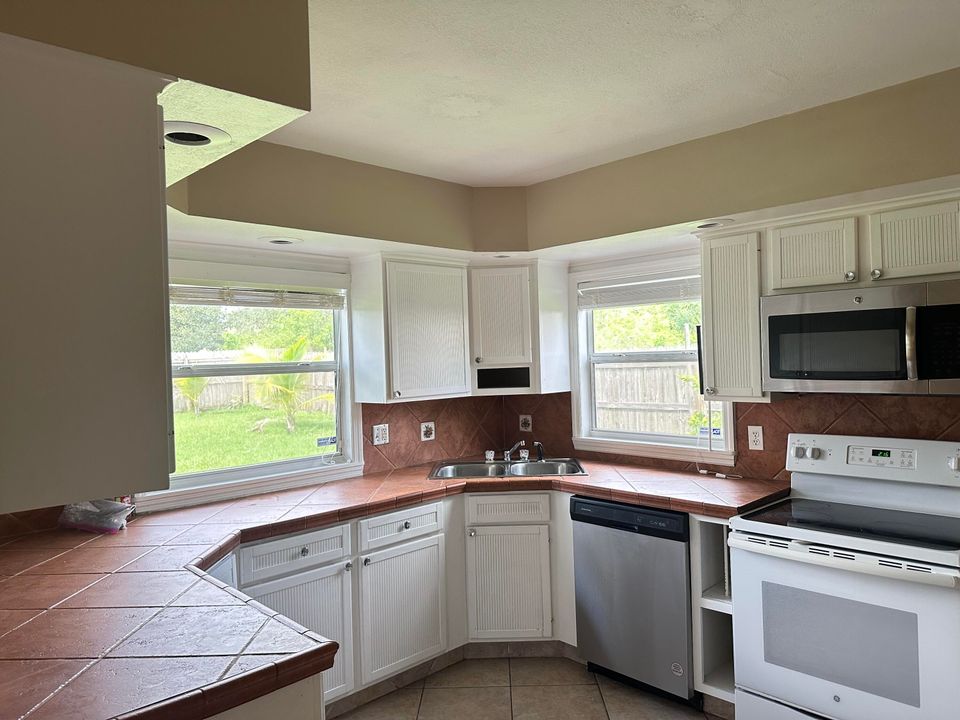 For Rent: $2,150 (3 beds, 2 baths, 1257 Square Feet)