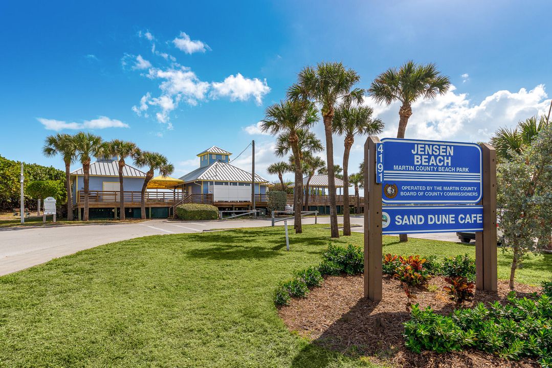 For Sale: $287,000 (2 beds, 2 baths, 1090 Square Feet)