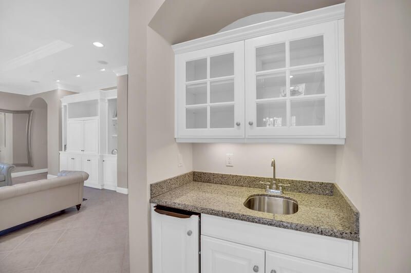 For Sale: $950,000 (3 beds, 3 baths, 3043 Square Feet)