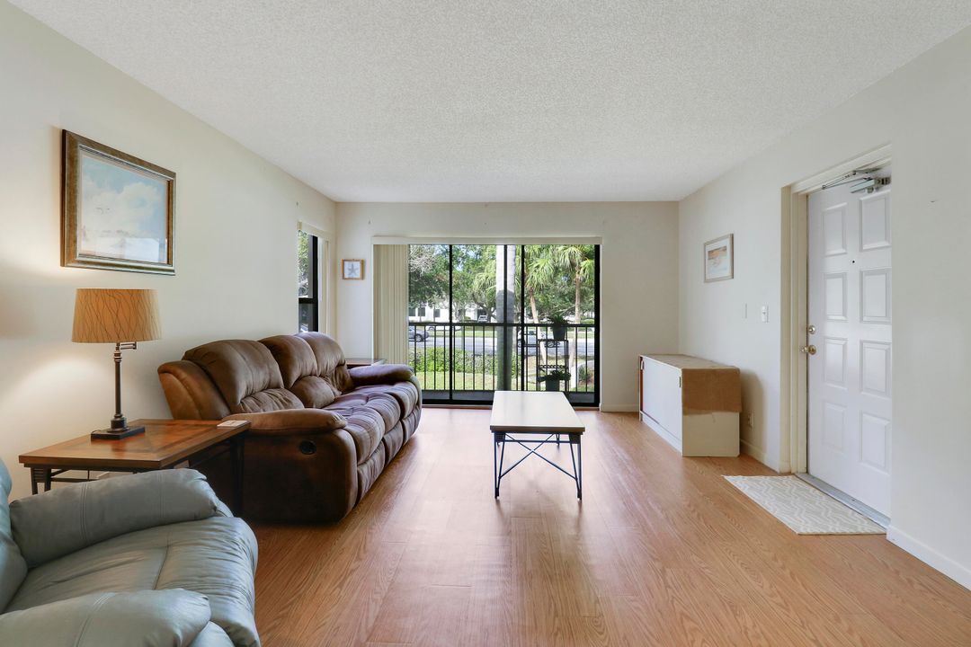 For Rent: $1,650 (1 beds, 1 baths, 830 Square Feet)