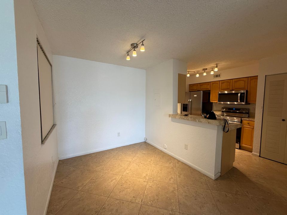 For Rent: $1,700 (1 beds, 1 baths, 900 Square Feet)