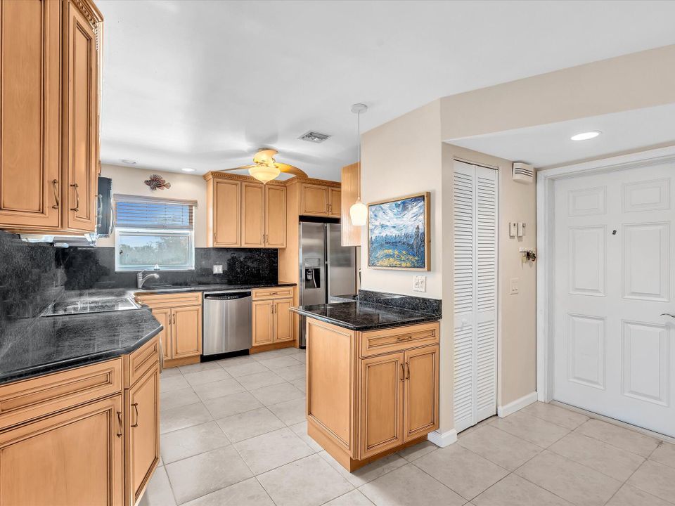 待售: $439,900 (2 贝兹, 2 浴室, 1200 平方英尺)