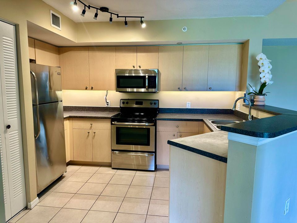 For Rent: $2,100 (3 beds, 2 baths, 1300 Square Feet)