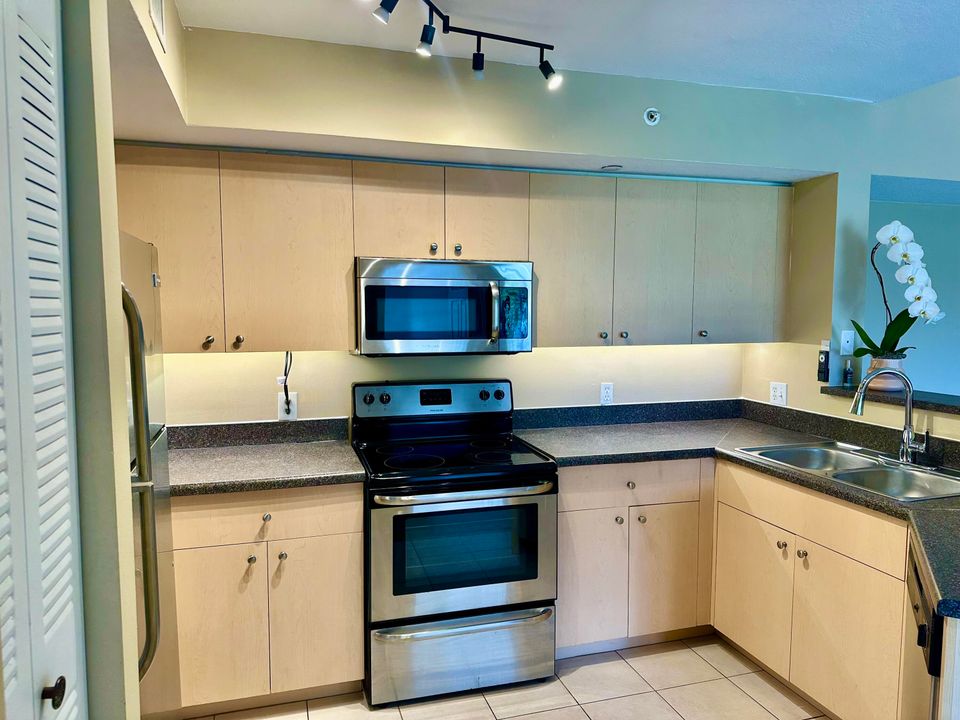 For Rent: $2,100 (3 beds, 2 baths, 1300 Square Feet)