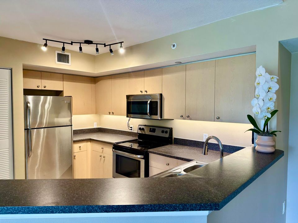 For Rent: $2,100 (3 beds, 2 baths, 1300 Square Feet)