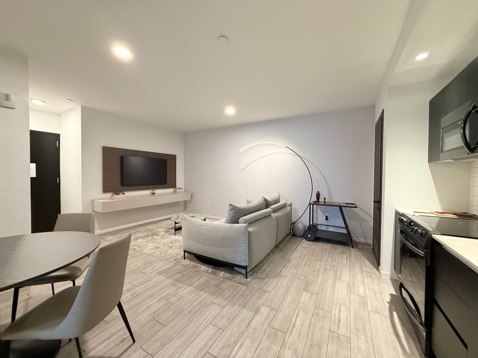 For Sale: $759,000 (1 beds, 1 baths, 560 Square Feet)