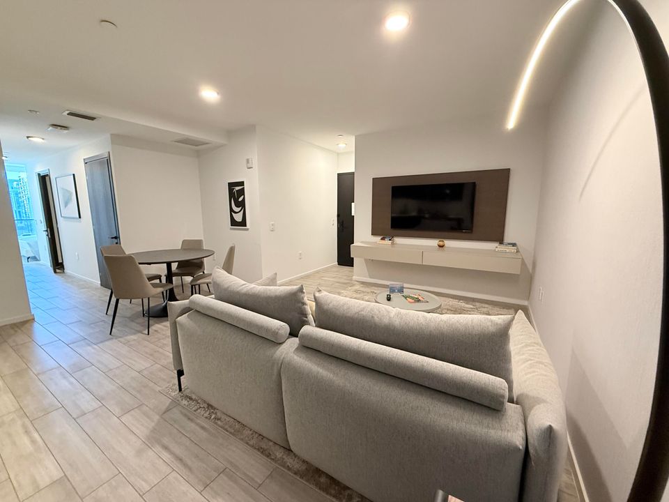 For Sale: $759,000 (1 beds, 1 baths, 560 Square Feet)