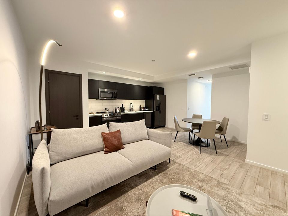 For Sale: $759,000 (1 beds, 1 baths, 560 Square Feet)