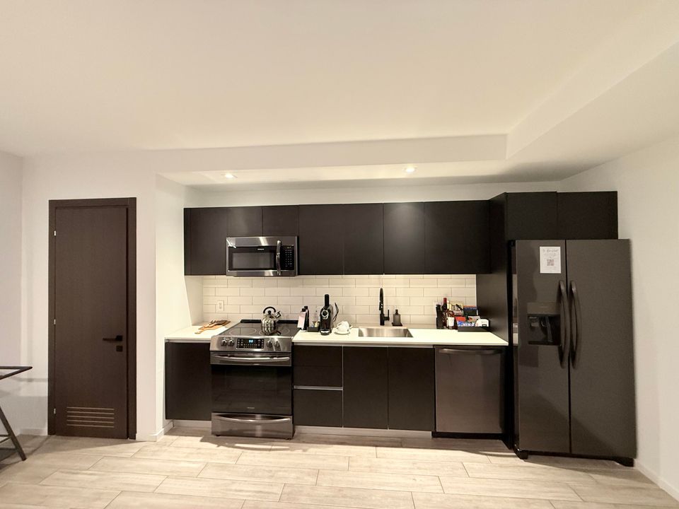 For Sale: $759,000 (1 beds, 1 baths, 560 Square Feet)