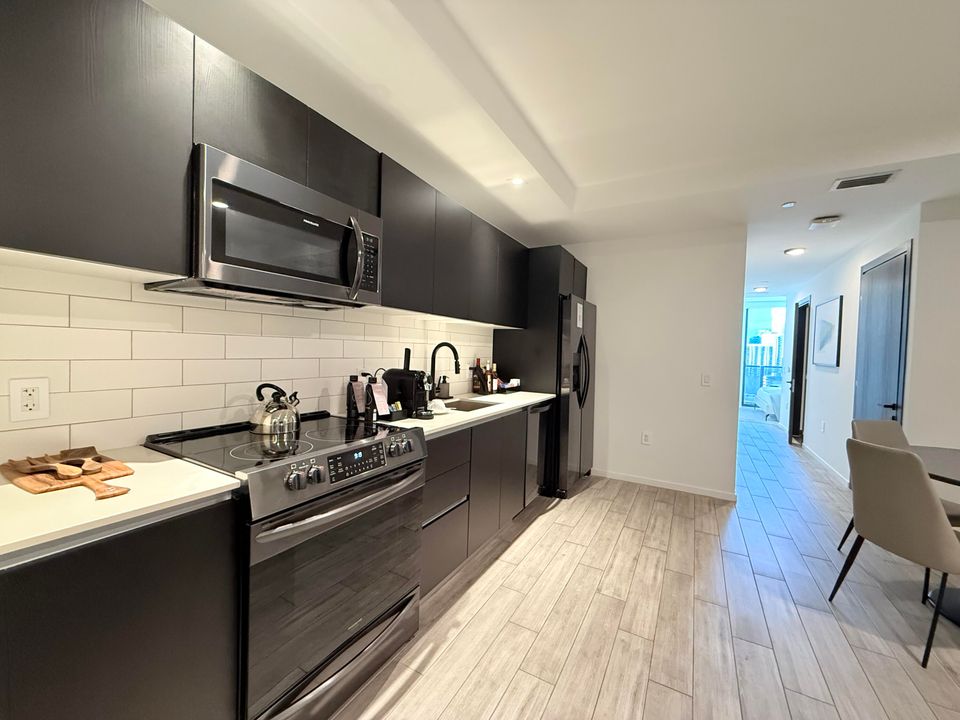 For Sale: $759,000 (1 beds, 1 baths, 560 Square Feet)