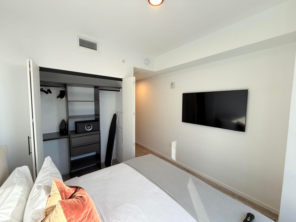 For Sale: $759,000 (1 beds, 1 baths, 560 Square Feet)