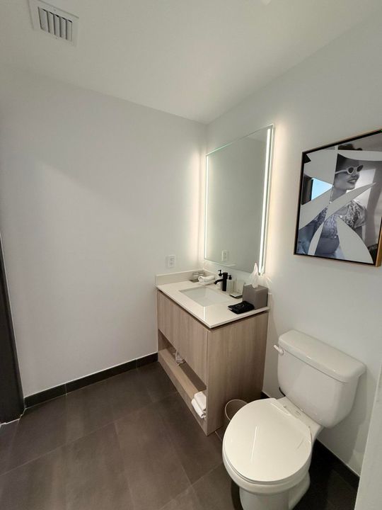 For Sale: $759,000 (1 beds, 1 baths, 560 Square Feet)