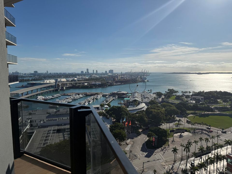 For Sale: $759,000 (1 beds, 1 baths, 560 Square Feet)