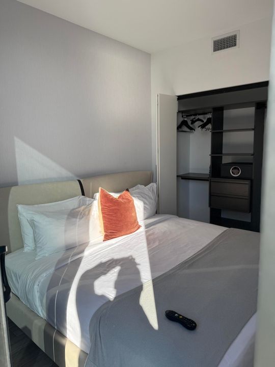 For Sale: $759,000 (1 beds, 1 baths, 560 Square Feet)