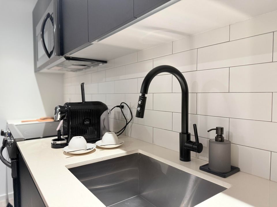 For Sale: $759,000 (1 beds, 1 baths, 560 Square Feet)