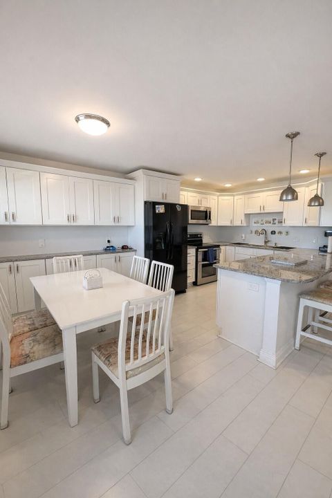 For Sale: $230,000 (2 beds, 2 baths, 896 Square Feet)