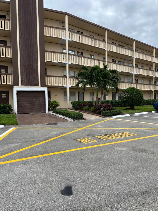 For Sale: $230,000 (2 beds, 2 baths, 896 Square Feet)