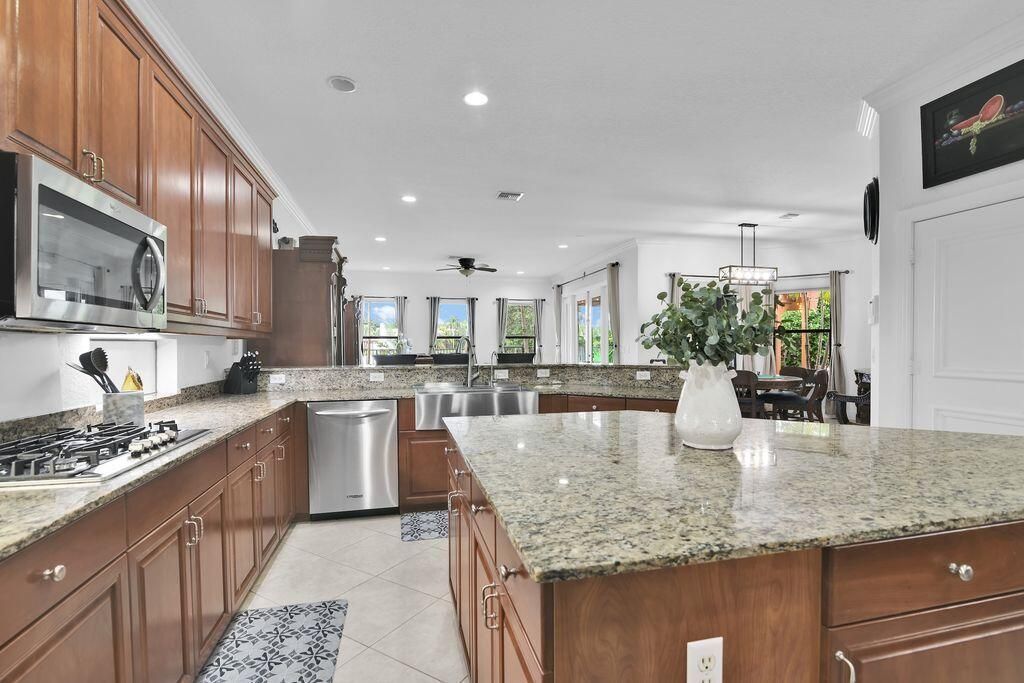 For Rent: $9,000 (6 beds, 4 baths, 4709 Square Feet)