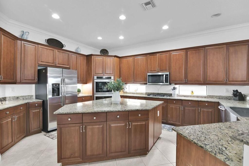 For Rent: $9,000 (6 beds, 4 baths, 4709 Square Feet)