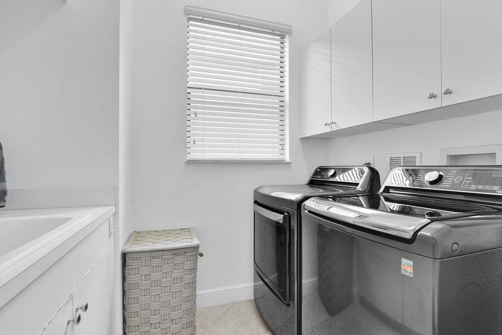 For Rent: $9,000 (6 beds, 4 baths, 4709 Square Feet)