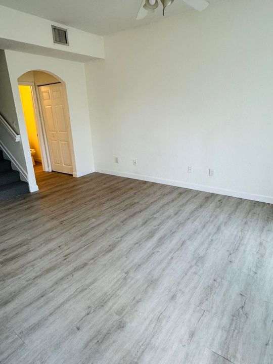 На продажу: $270,000 (2 спален, 2 ванн, 1086 Квадратных фут)