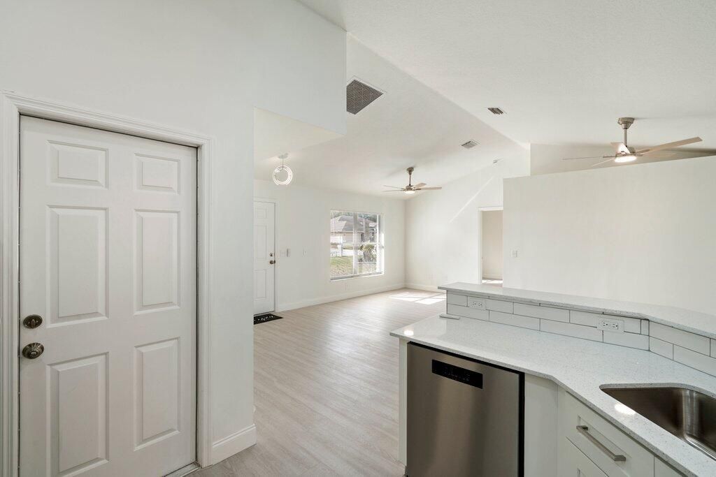 En Venta: $399,900 (4 camas, 2 baños, 1554 Pies cuadrados)